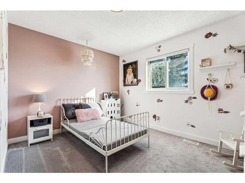 68 Hawkwood Drive Nw, Calgary, AB - Indoor Photo Showing Bedroom