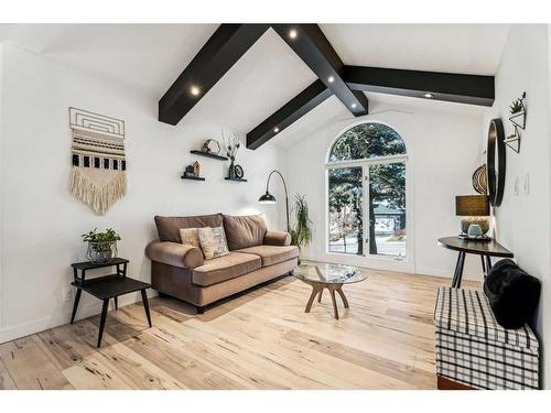 68 Hawkwood Drive Nw, Calgary, AB - Indoor Photo Showing Living Room