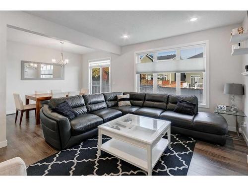 27 Bayview Circle Sw, Airdrie, AB - Indoor Photo Showing Living Room