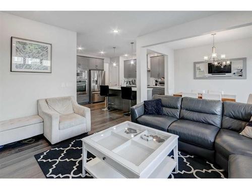 27 Bayview Circle Sw, Airdrie, AB - Indoor Photo Showing Living Room