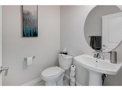 27 Bayview Circle Sw, Airdrie, AB - Indoor Photo Showing Bathroom