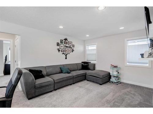 27 Bayview Circle Sw, Airdrie, AB - Indoor Photo Showing Living Room