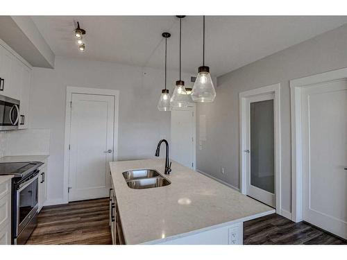 424-400 Auburn Meadows Common Se, Calgary, AB - Indoor Photo Showing Kitchen With Double Sink With Upgraded Kitchen