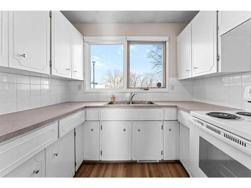 124-6440 4 Street Nw, Calgary, AB - Indoor Photo Showing Kitchen With Double Sink