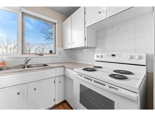 124-6440 4 Street Nw, Calgary, AB - Indoor Photo Showing Kitchen With Double Sink