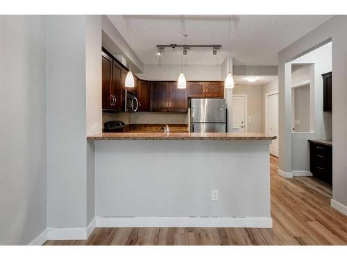 109-201 Sunset Drive, Cochrane, AB - Indoor Photo Showing Kitchen