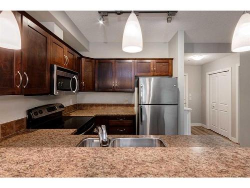 109-201 Sunset Drive, Cochrane, AB - Indoor Photo Showing Kitchen With Double Sink