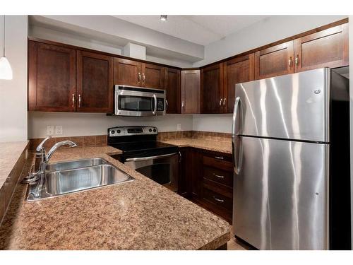 109-201 Sunset Drive, Cochrane, AB - Indoor Photo Showing Kitchen With Double Sink