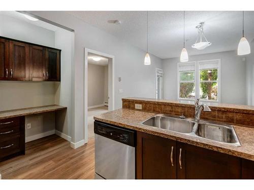 109-201 Sunset Drive, Cochrane, AB - Indoor Photo Showing Kitchen With Double Sink