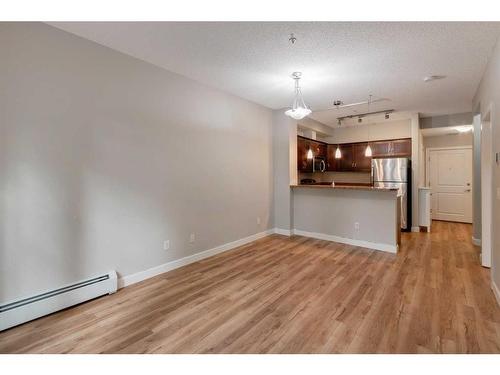 109-201 Sunset Drive, Cochrane, AB - Indoor Photo Showing Kitchen