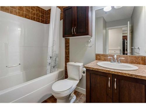 109-201 Sunset Drive, Cochrane, AB - Indoor Photo Showing Bathroom