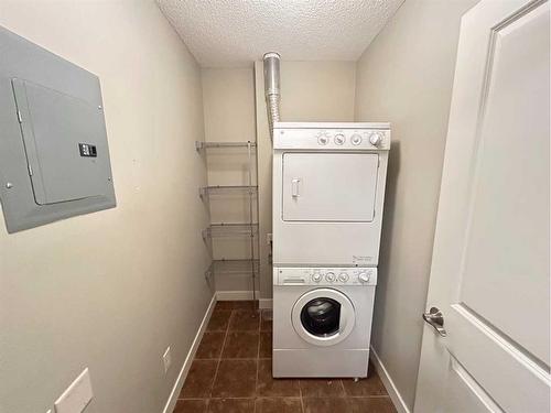 109-201 Sunset Drive, Cochrane, AB - Indoor Photo Showing Laundry Room