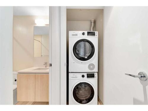 2601-1122 3 Street Se, Calgary, AB - Indoor Photo Showing Laundry Room