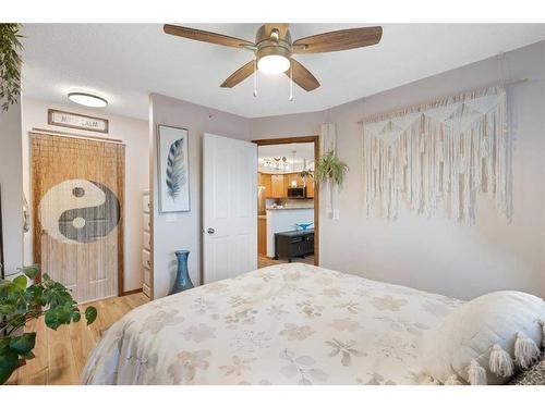 305-390 Marina Drive, Chestermere, AB - Indoor Photo Showing Bedroom