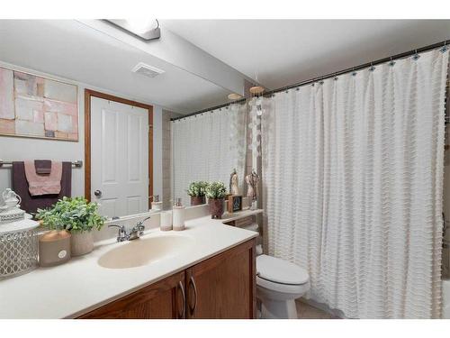 305-390 Marina Drive, Chestermere, AB - Indoor Photo Showing Bathroom