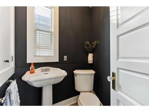 226 7 Street Ne, Calgary, AB - Indoor Photo Showing Bathroom