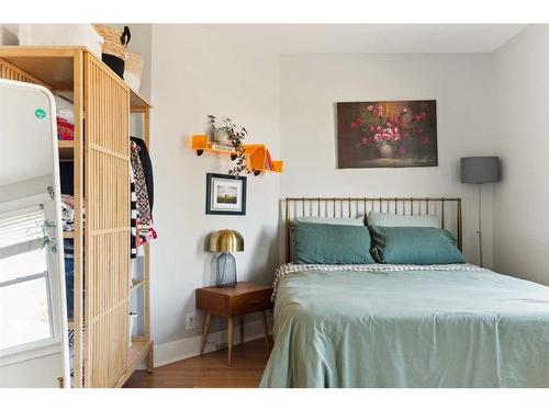 226 7 Street Ne, Calgary, AB - Indoor Photo Showing Bedroom