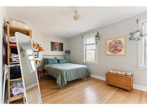 226 7 Street Ne, Calgary, AB - Indoor Photo Showing Bedroom