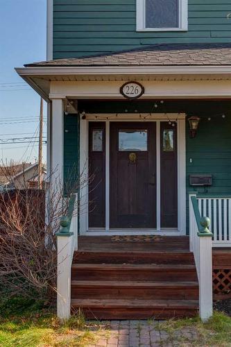 226 7 Street Ne, Calgary, AB - Outdoor