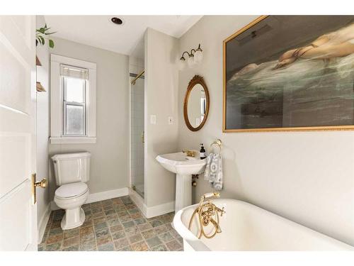 226 7 Street Ne, Calgary, AB - Indoor Photo Showing Bathroom