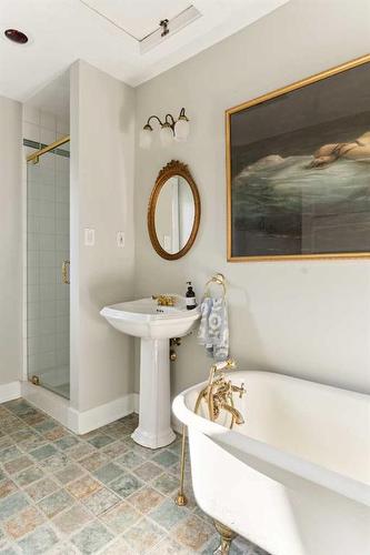 226 7 Street Ne, Calgary, AB - Indoor Photo Showing Bathroom