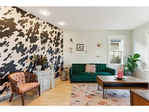 226 7 Street Ne, Calgary, AB - Indoor Photo Showing Living Room