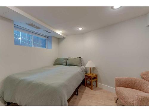 226 7 Street Ne, Calgary, AB - Indoor Photo Showing Bedroom