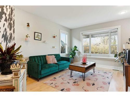 226 7 Street Ne, Calgary, AB - Indoor Photo Showing Living Room