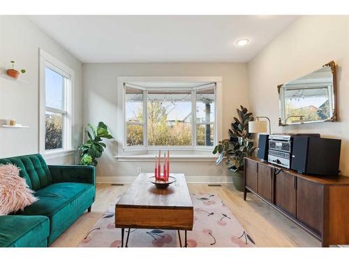 226 7 Street Ne, Calgary, AB - Indoor Photo Showing Living Room