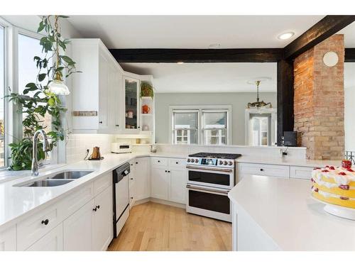 226 7 Street Ne, Calgary, AB - Indoor Photo Showing Kitchen With Double Sink