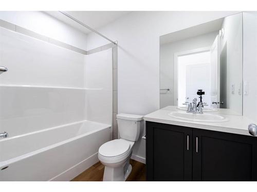 140 Langwell Common Se, Airdrie, AB - Indoor Photo Showing Bathroom