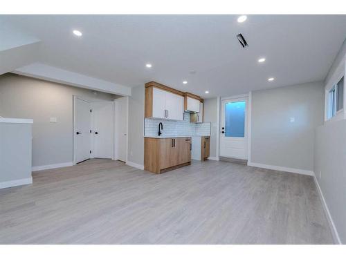 7447 Huntertown Crescent Nw, Calgary, AB - Indoor Photo Showing Kitchen