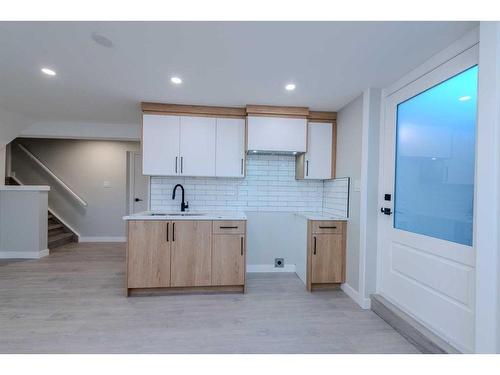 7447 Huntertown Crescent Nw, Calgary, AB - Indoor Photo Showing Kitchen