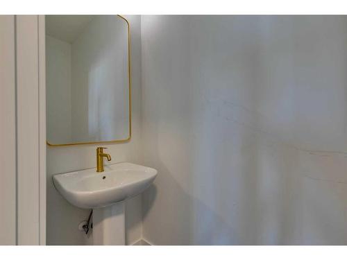 143 Mill Road, Cochrane, AB - Indoor Photo Showing Bathroom