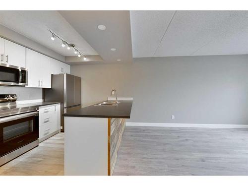 605-2200 Woodview Drive Sw, Calgary, AB - Indoor Photo Showing Kitchen