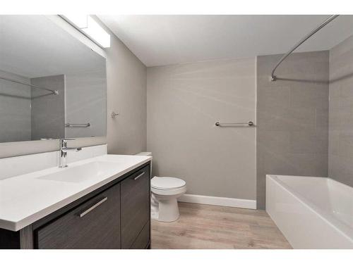 605-2200 Woodview Drive Sw, Calgary, AB - Indoor Photo Showing Bathroom