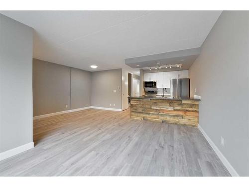 605-2200 Woodview Drive Sw, Calgary, AB - Indoor Photo Showing Other Room