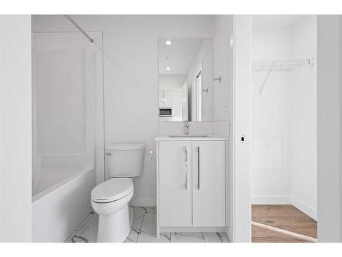 2418-395 Skyview Parkway Ne, Calgary, AB - Indoor Photo Showing Bathroom