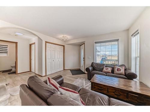 25 Taracove Way Ne, Calgary, AB - Indoor Photo Showing Living Room