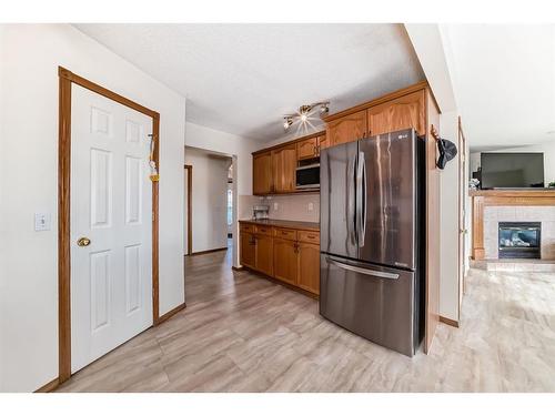 25 Taracove Way Ne, Calgary, AB - Indoor Photo Showing Kitchen