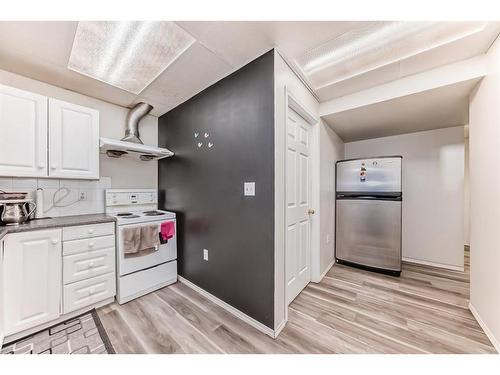 25 Taracove Way Ne, Calgary, AB - Indoor Photo Showing Kitchen