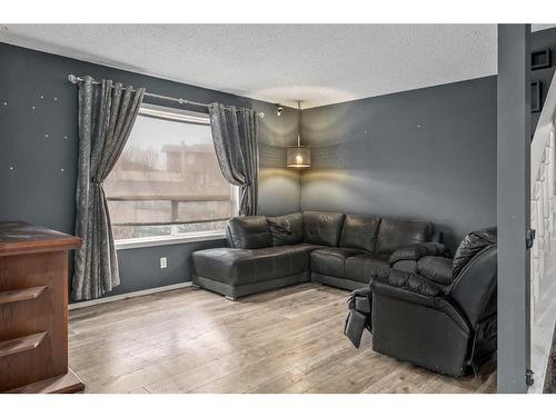 66 Everglade Drive Se, Airdrie, AB - Indoor Photo Showing Living Room