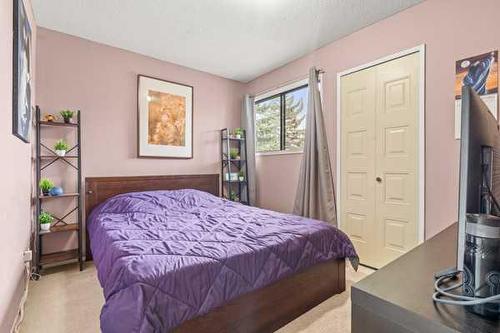 29-2210 Oakmoor Drive Sw, Calgary, AB - Indoor Photo Showing Bedroom