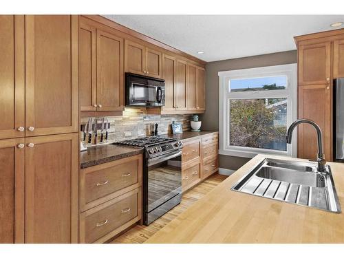 10619 Oakmoor Way Sw, Calgary, AB - Indoor Photo Showing Kitchen