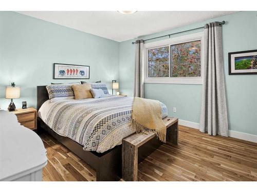 10619 Oakmoor Way Sw, Calgary, AB - Indoor Photo Showing Bedroom