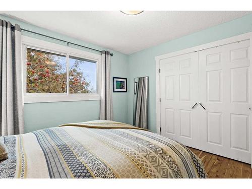 10619 Oakmoor Way Sw, Calgary, AB - Indoor Photo Showing Bedroom