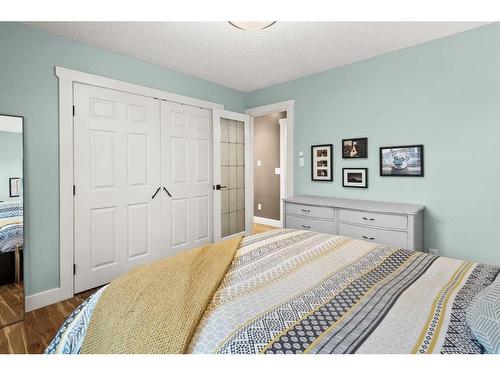 10619 Oakmoor Way Sw, Calgary, AB - Indoor Photo Showing Bedroom