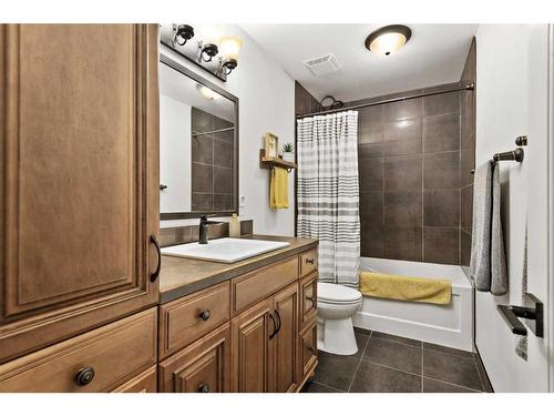 10619 Oakmoor Way Sw, Calgary, AB - Indoor Photo Showing Bathroom