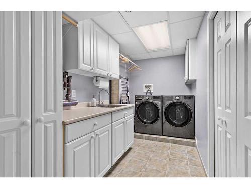 10619 Oakmoor Way Sw, Calgary, AB - Indoor Photo Showing Laundry Room