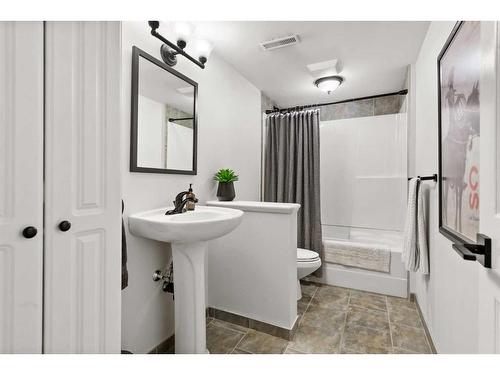 10619 Oakmoor Way Sw, Calgary, AB - Indoor Photo Showing Bathroom